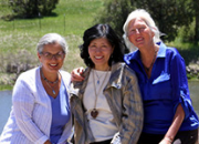 エレン・フランクリン（アキュトニックスCEO；左）、ドナ・ケリー（パートナー、音叉開発者の一人；右）と、アキュトニックス統合医学研究所の敷地内にて